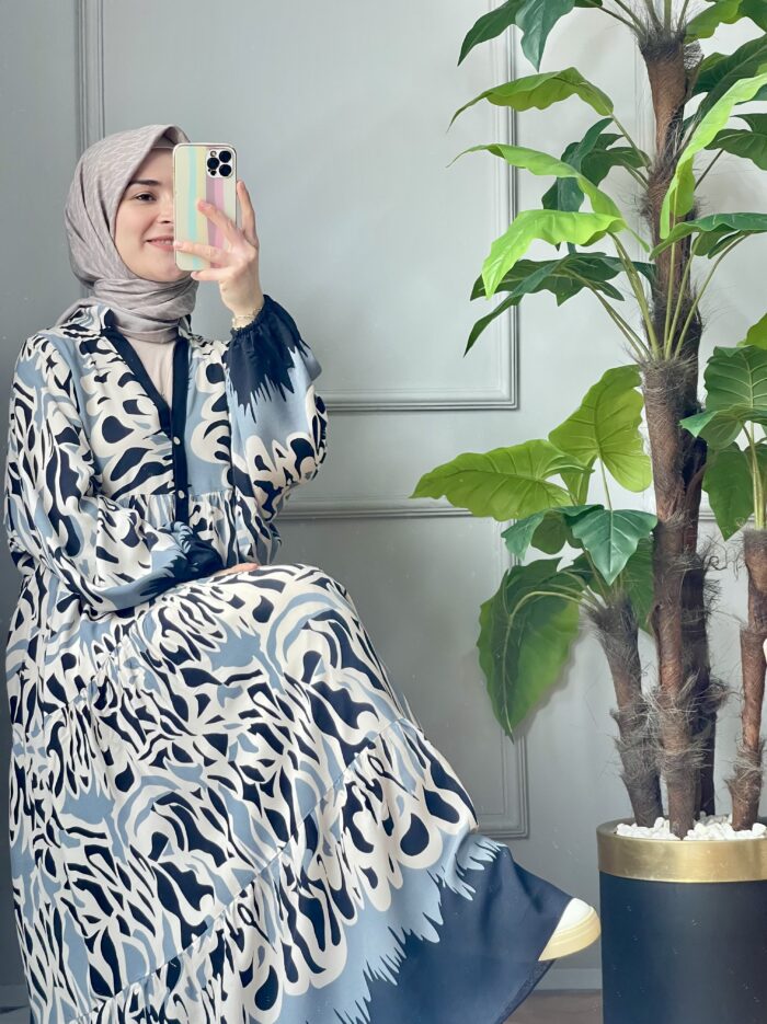 Siyah Desenli Önü Patlı Elbise (1)